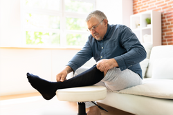 ¿Te preocupa la mala circulación en las piernas de tus padres adultos mayores?